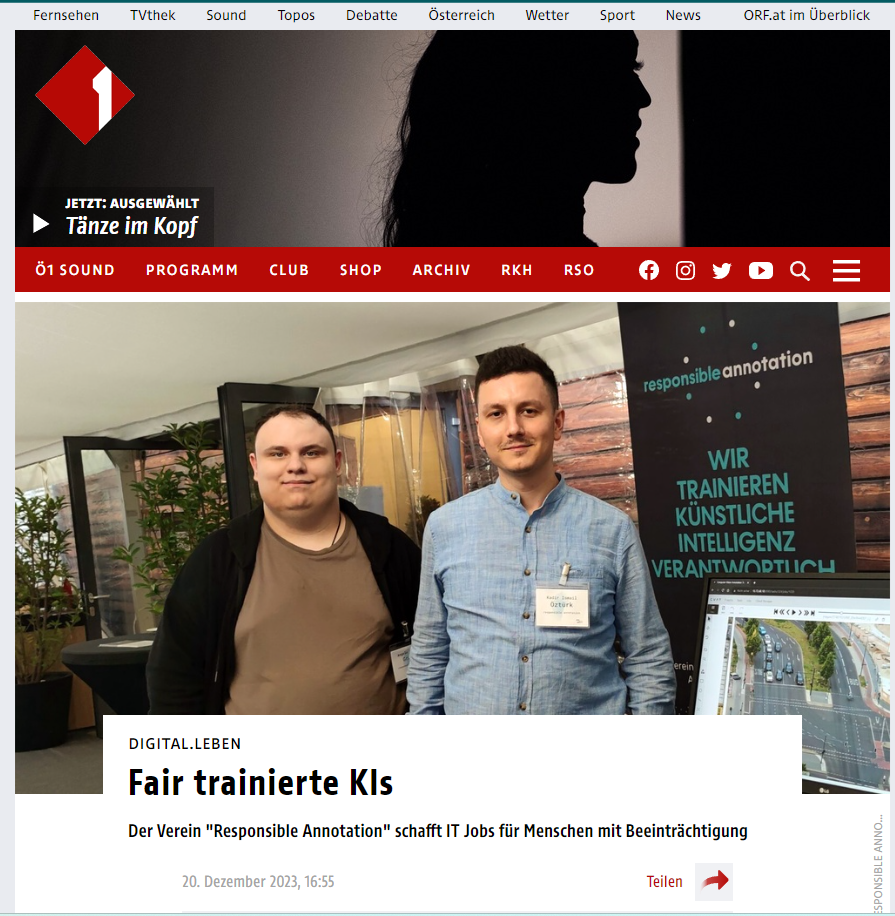 Screenshot für den Podcast "Fair trainierte KIs". Das Bild zeigt zwei Annotierer neben einem Bildschirm und einem Roll-Up "Wir trainieren Künstliche Intelligenz verantwortlich."