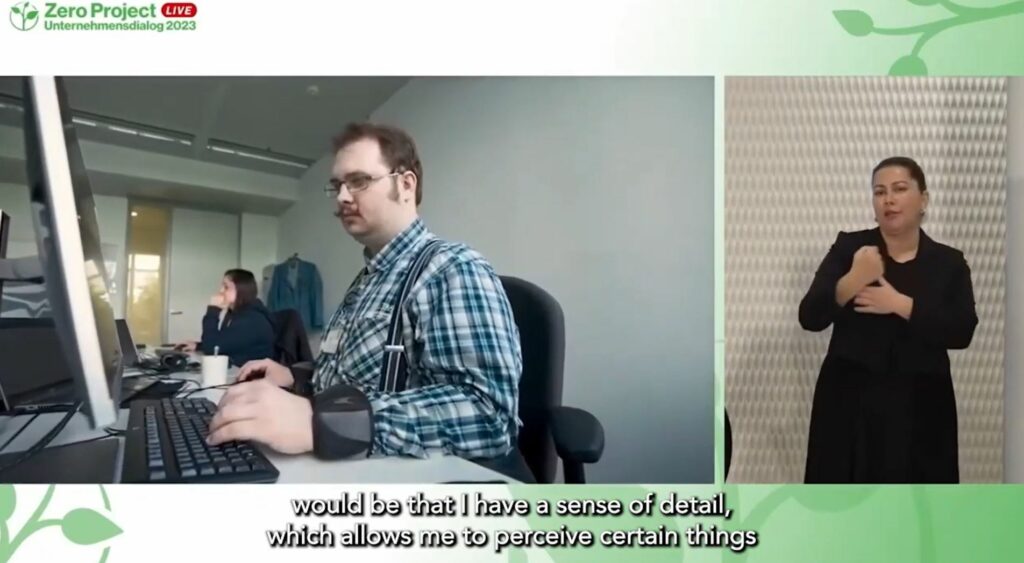 Screenshot aus dem Video der Arbeiterkammer, das zwei Mitglieder aus dem Annotationsteam zeigt, sowie eine Gebärdendolmetscherin